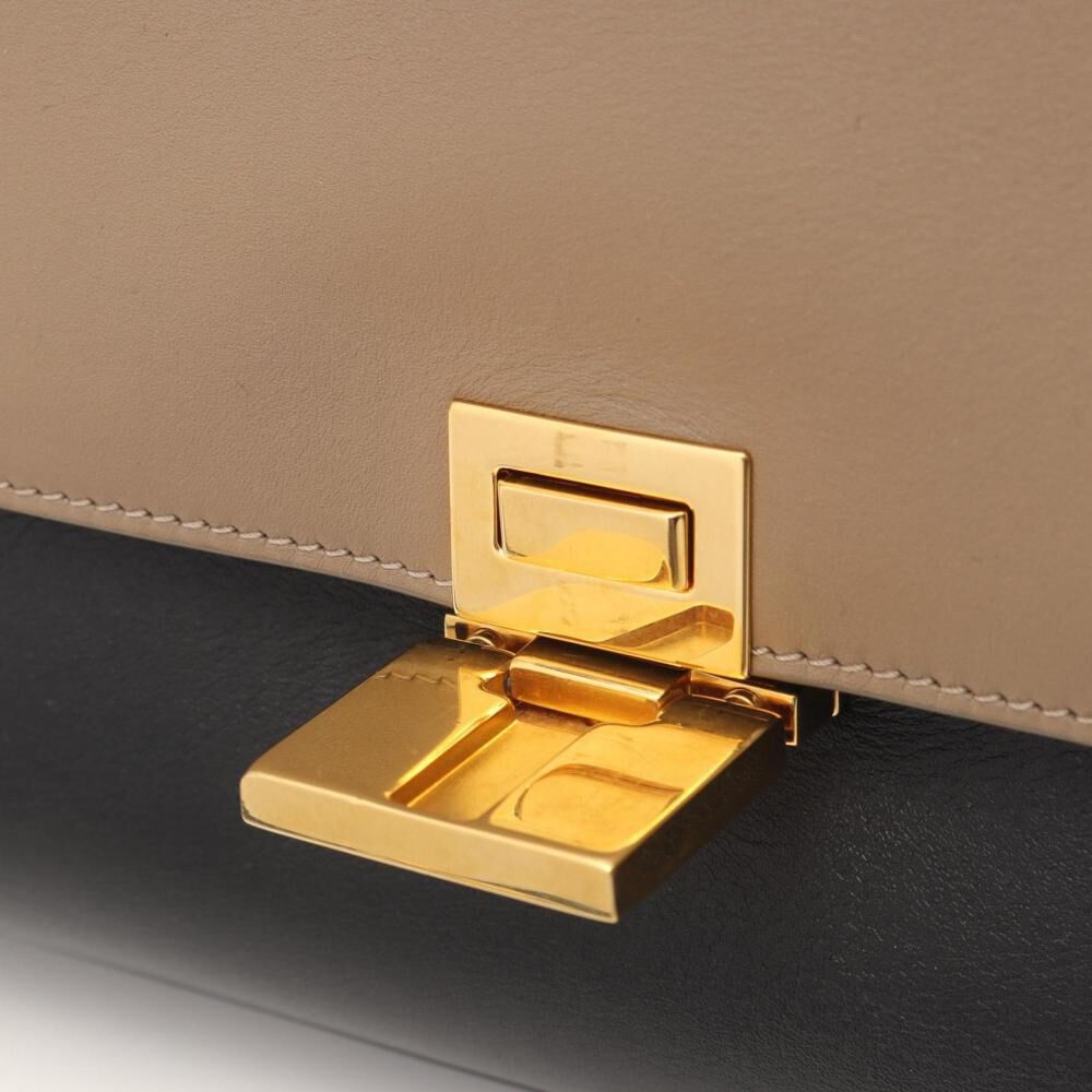 C&eacute;line Trapeze