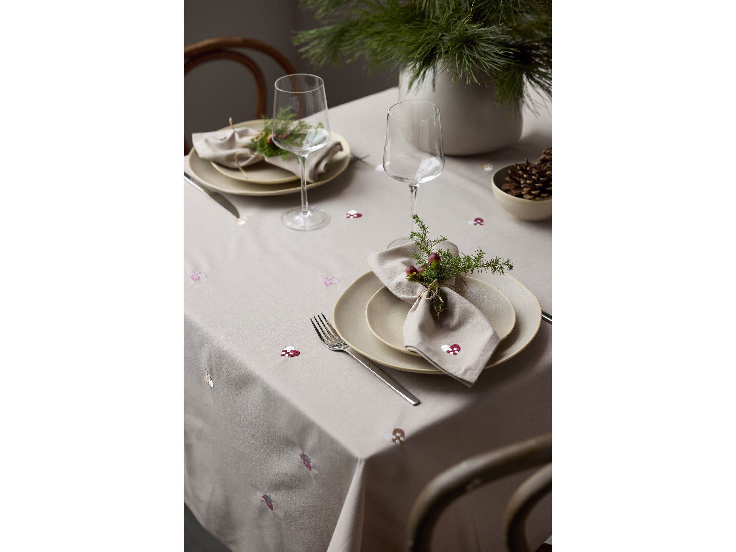 Julbordsduk 140x320 Christmas Hearts Embroidery Rose