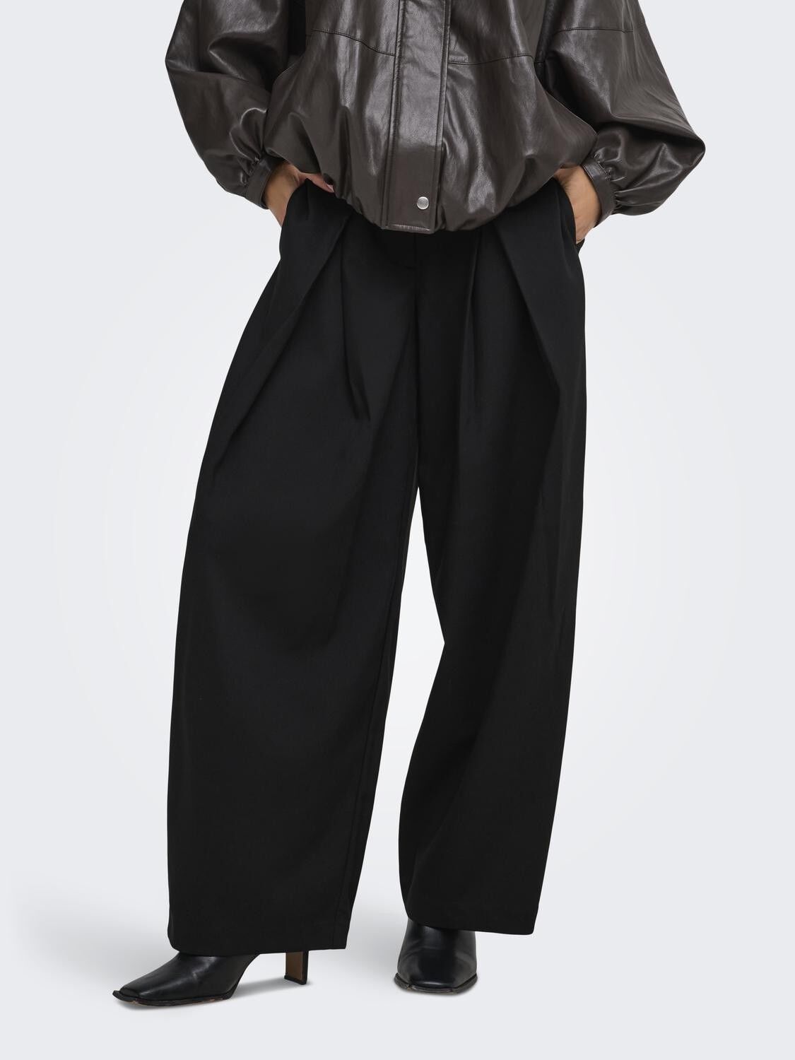 Onlyasmine Mw Pleat Barrel Pant Tlr