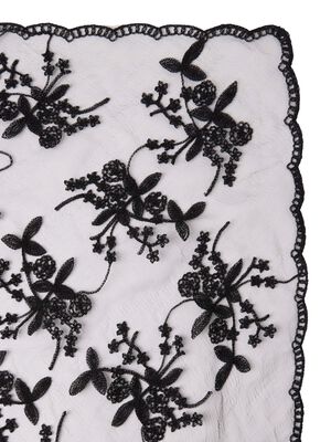 Scarf in mesh with lace embroidery.