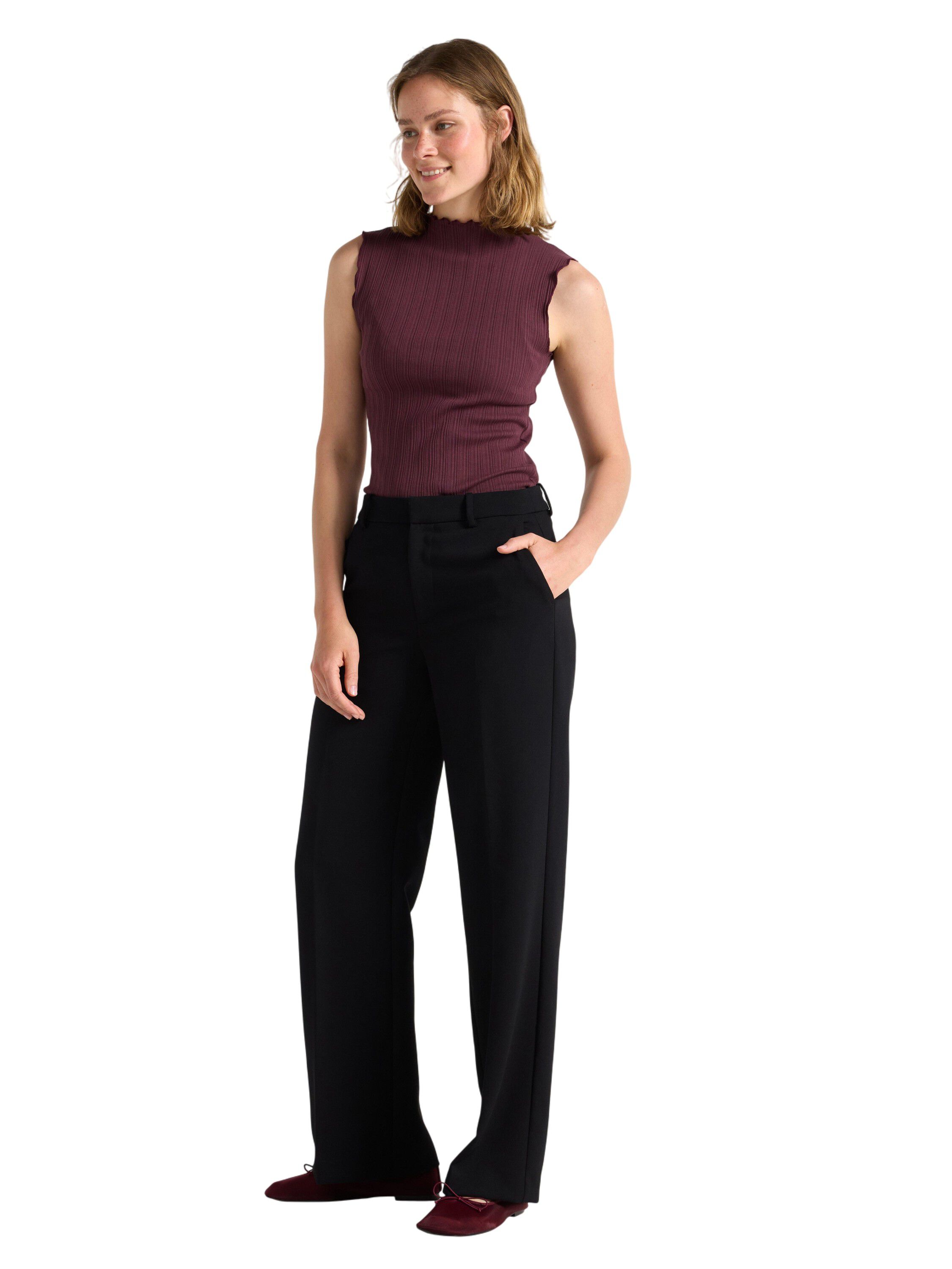 Stylish trousers with a straight fi