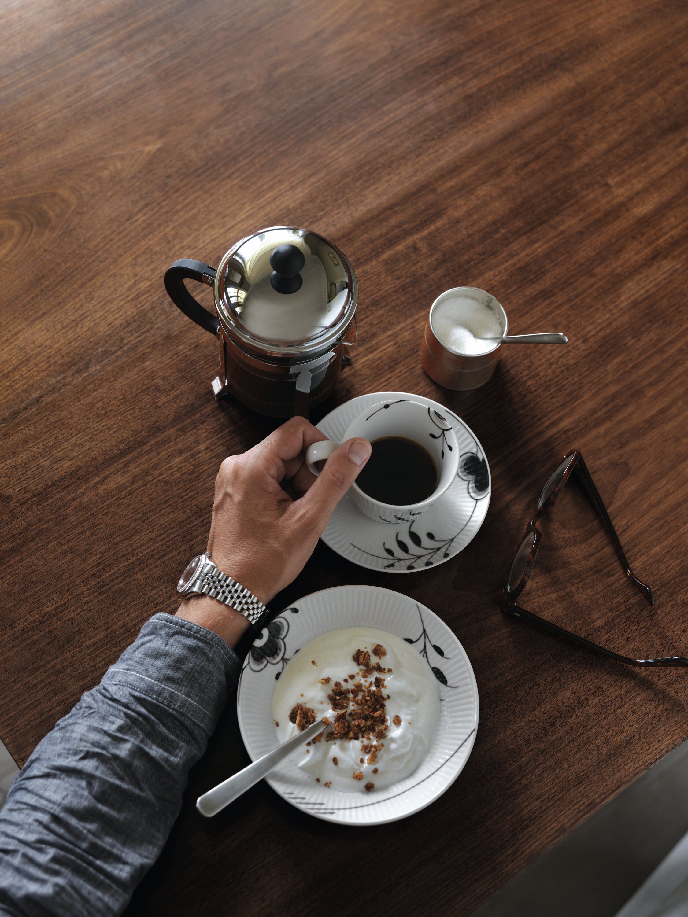 Black Fluted Mega 50 cl djup tallrik