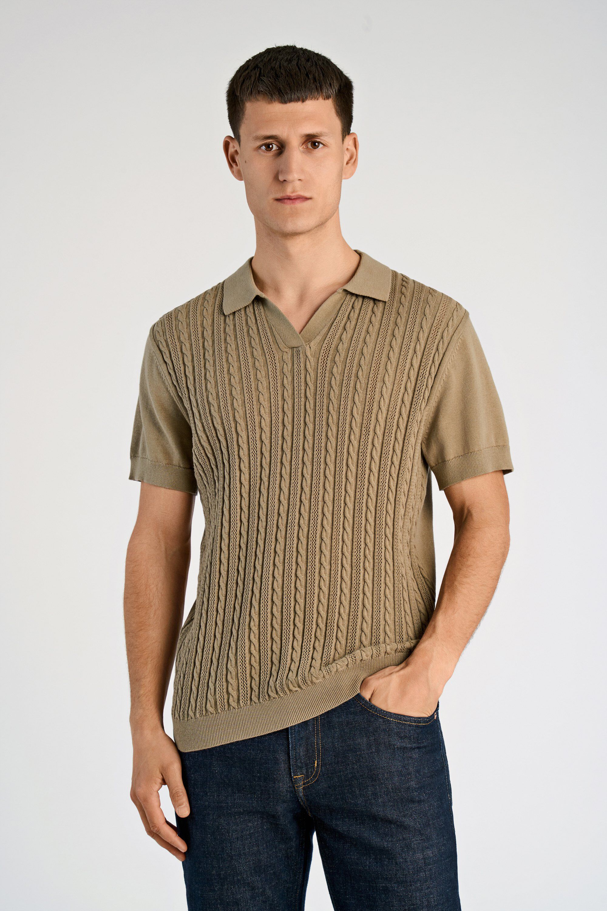 Knitted S/S cable v-neck polo
