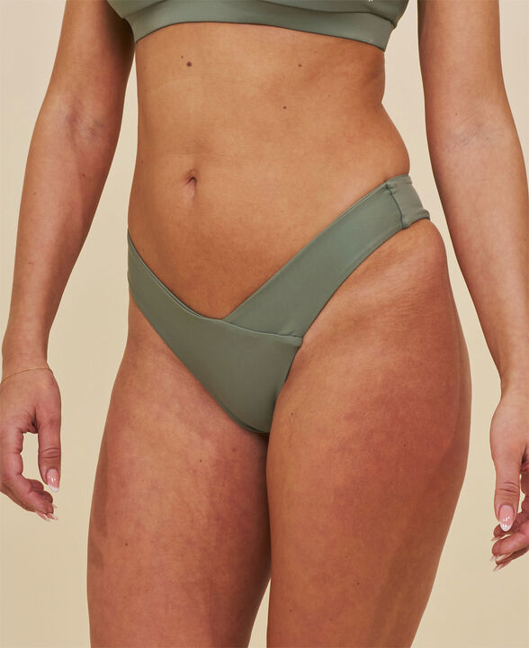 Canggu V-formad bikinitrosa