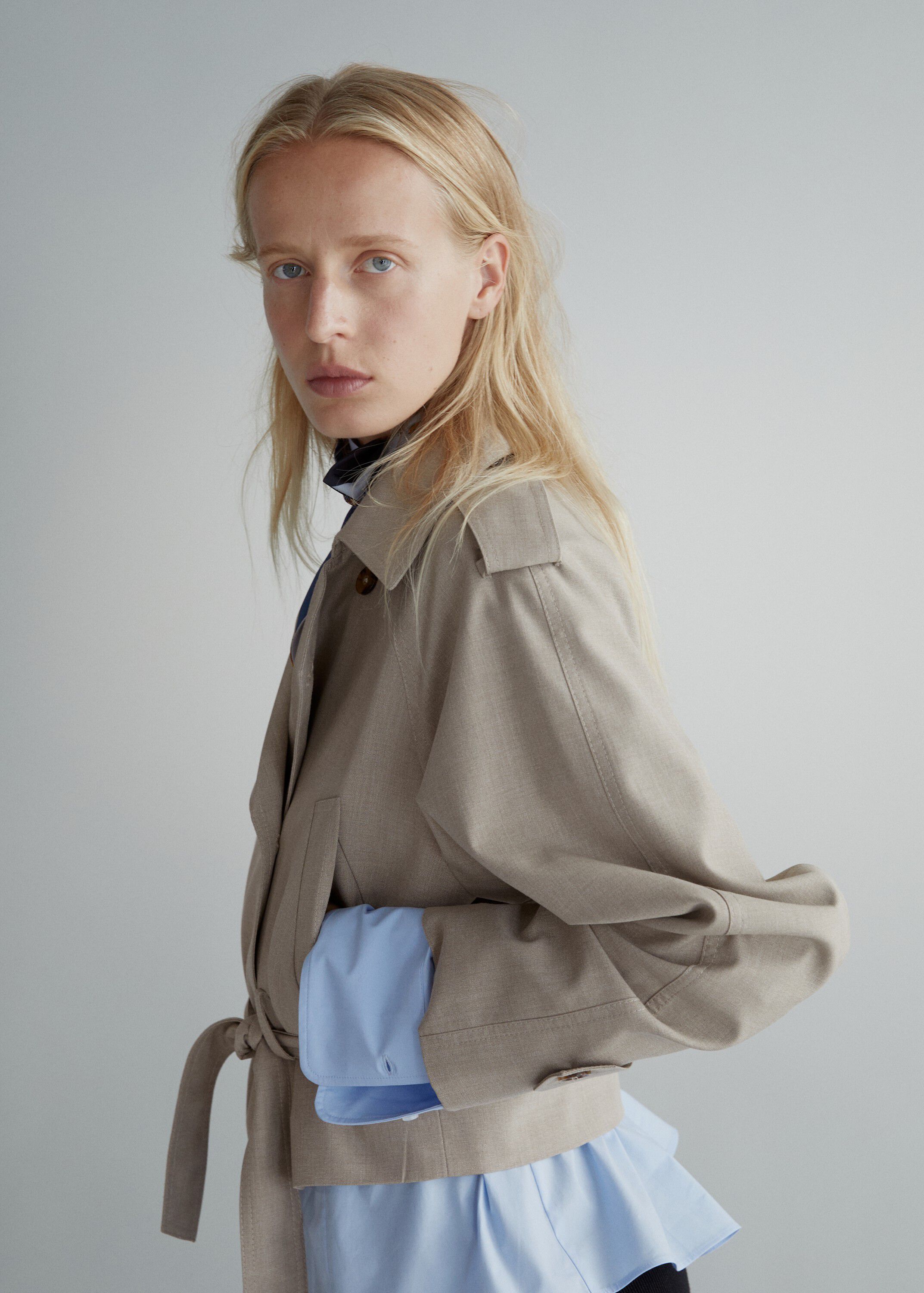 Short trench coat with belt