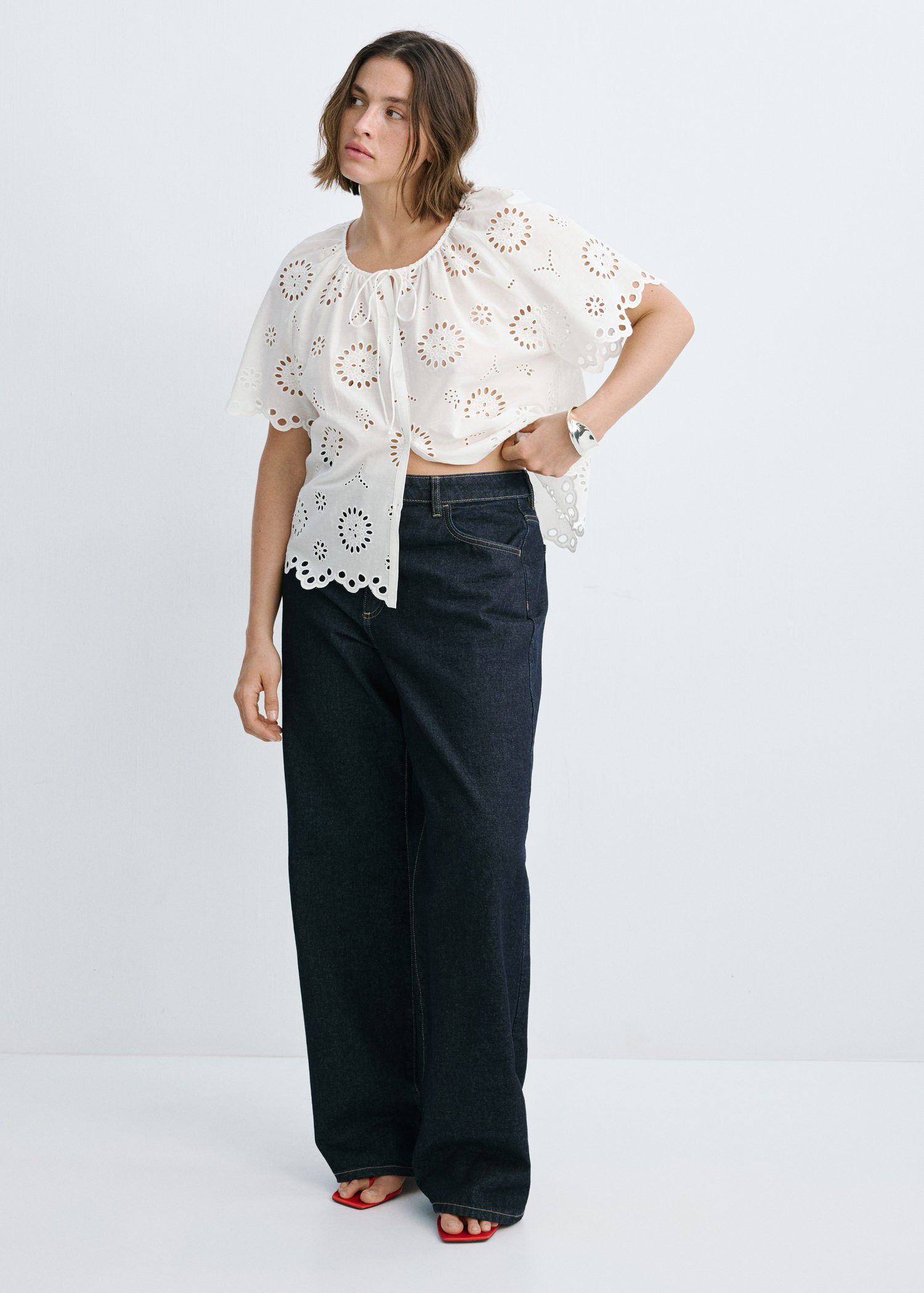 100% cotton blouse with lace embroi