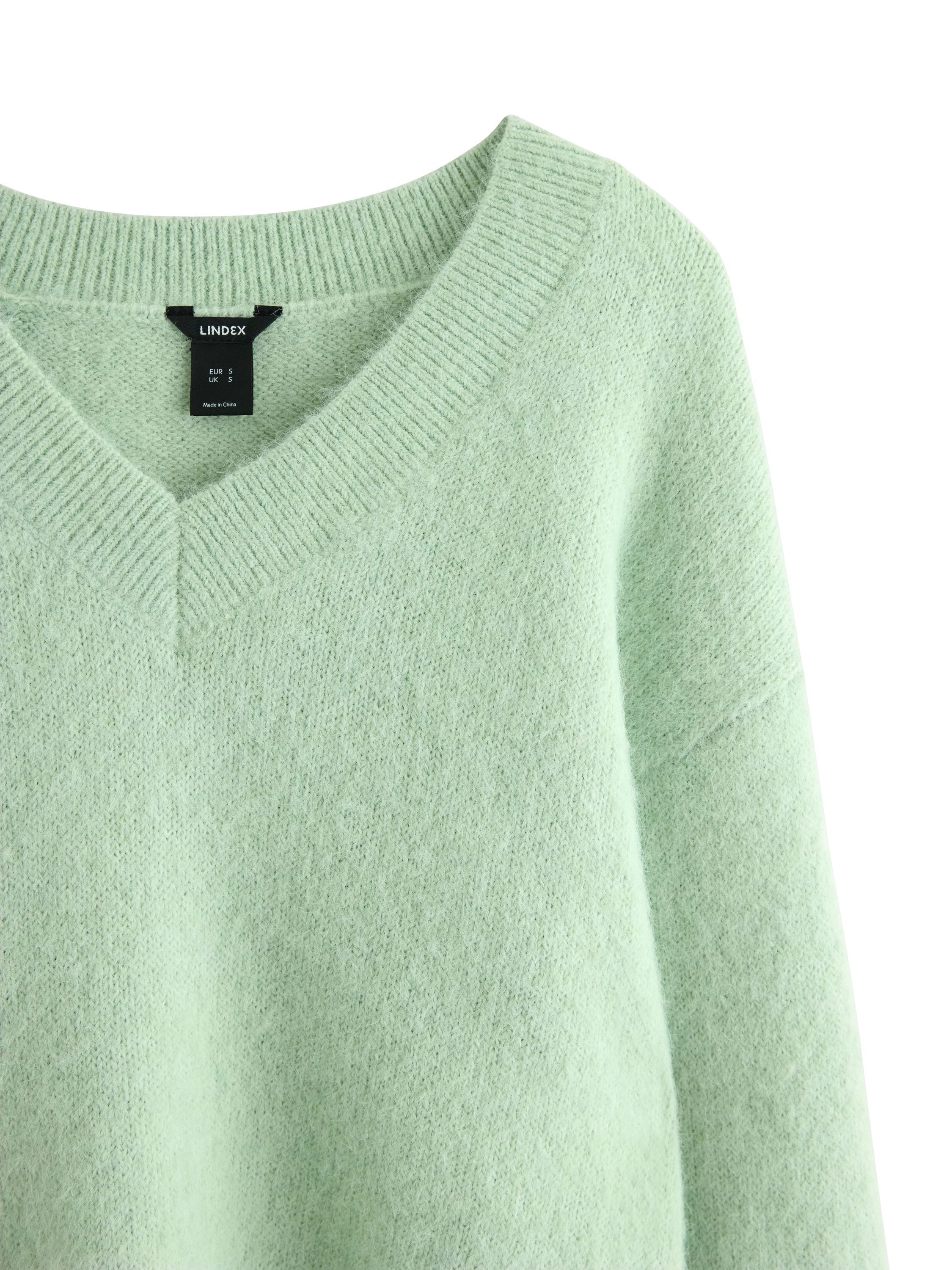 Strikket V-hals tr&oslash;je med en afslap