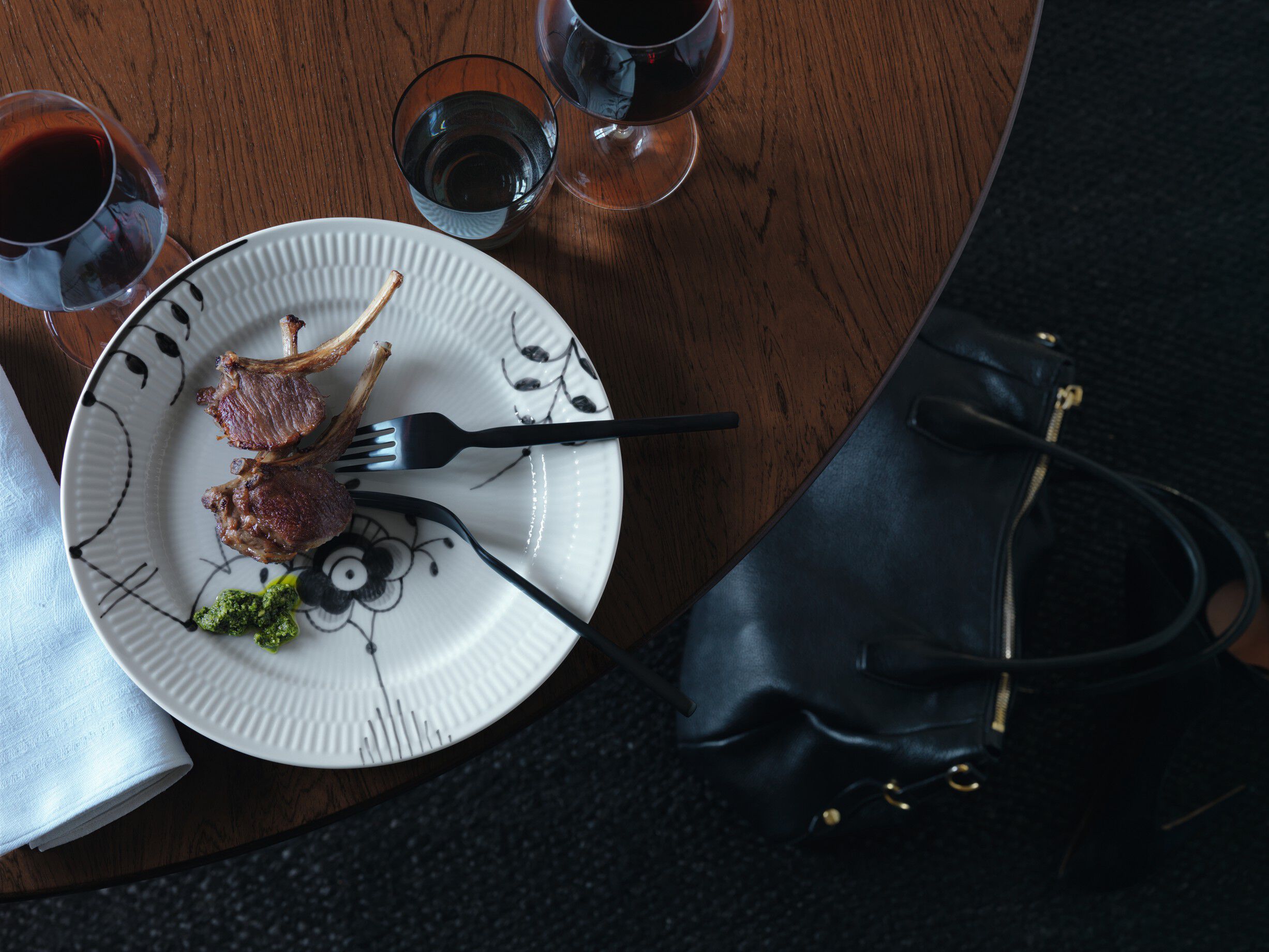 Black Fluted Mega 27 cm tallrik dekor nr. 6