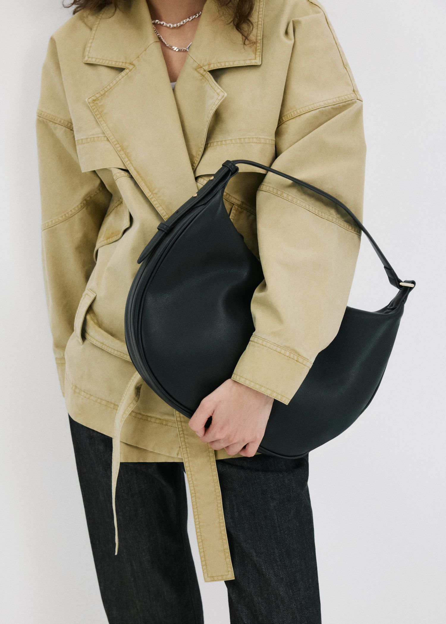 Oval shoulder bag
