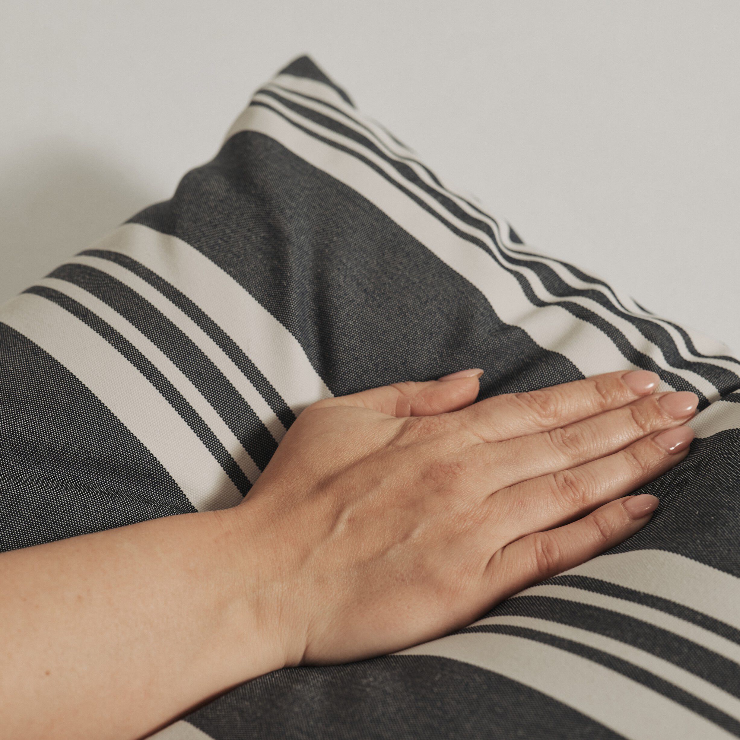 Fossflakes utomhuskudde 40x60 cm. M&ouml;rkbl&aring; randig