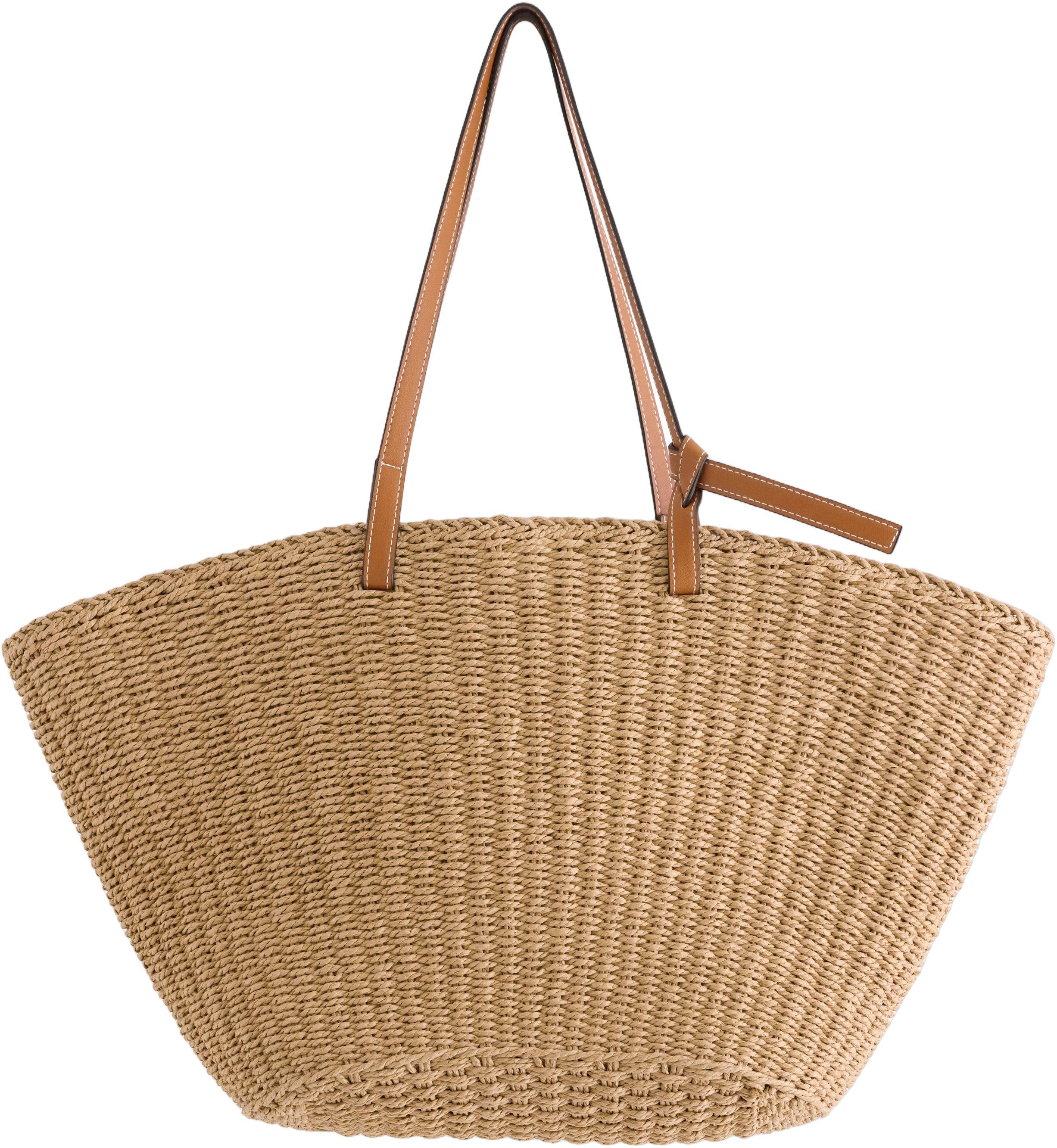 Medium sized straw bag with shoulde