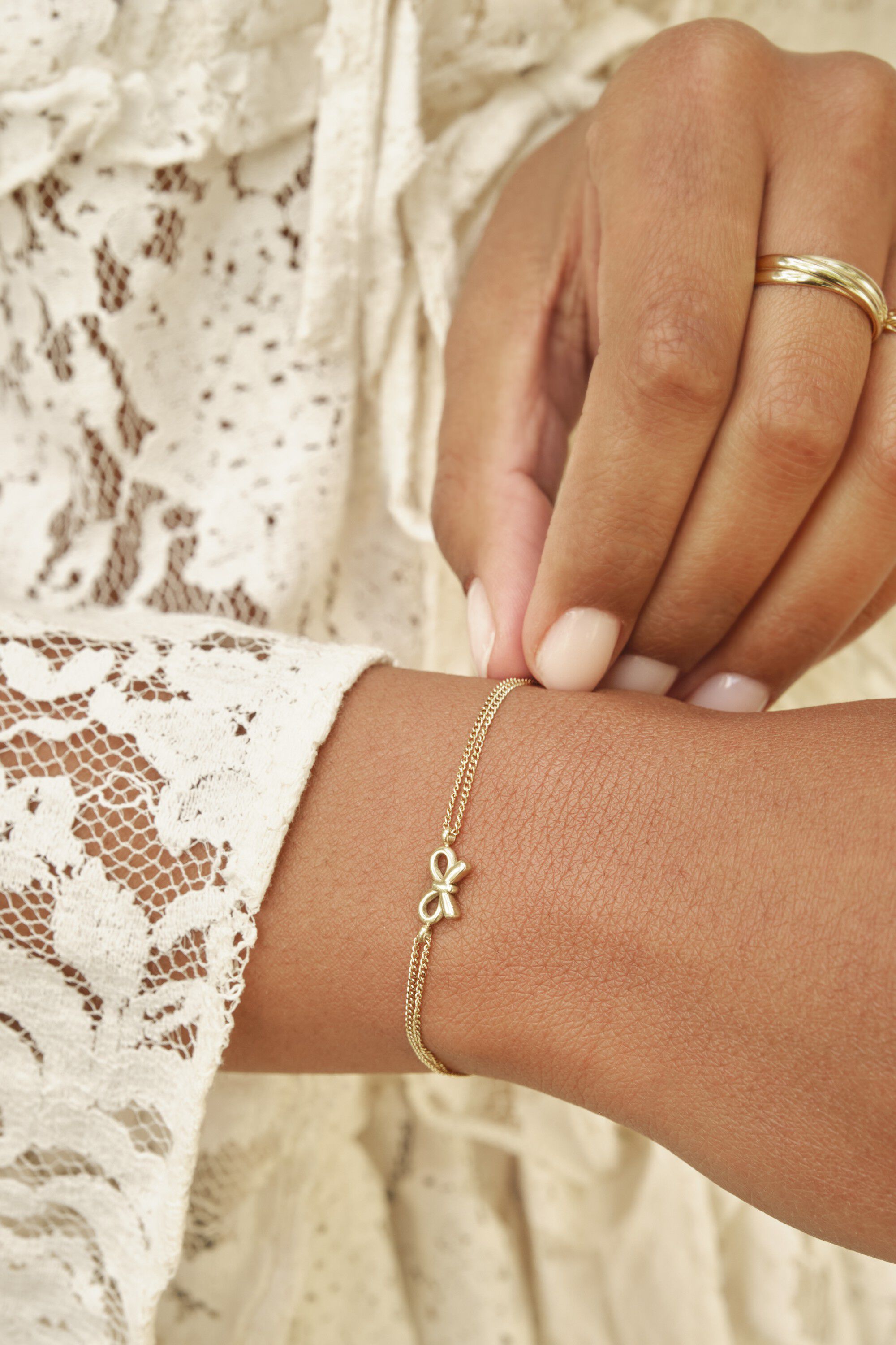Bracelet gifting bow