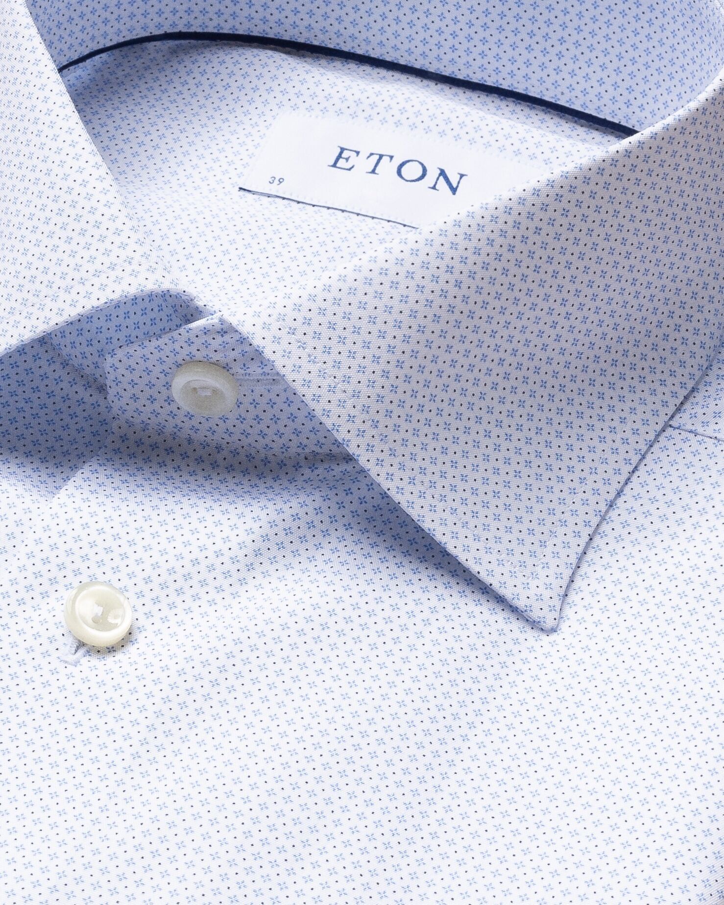 Ljusbl&aring; sm&aring;m&ouml;nstrad skjorta