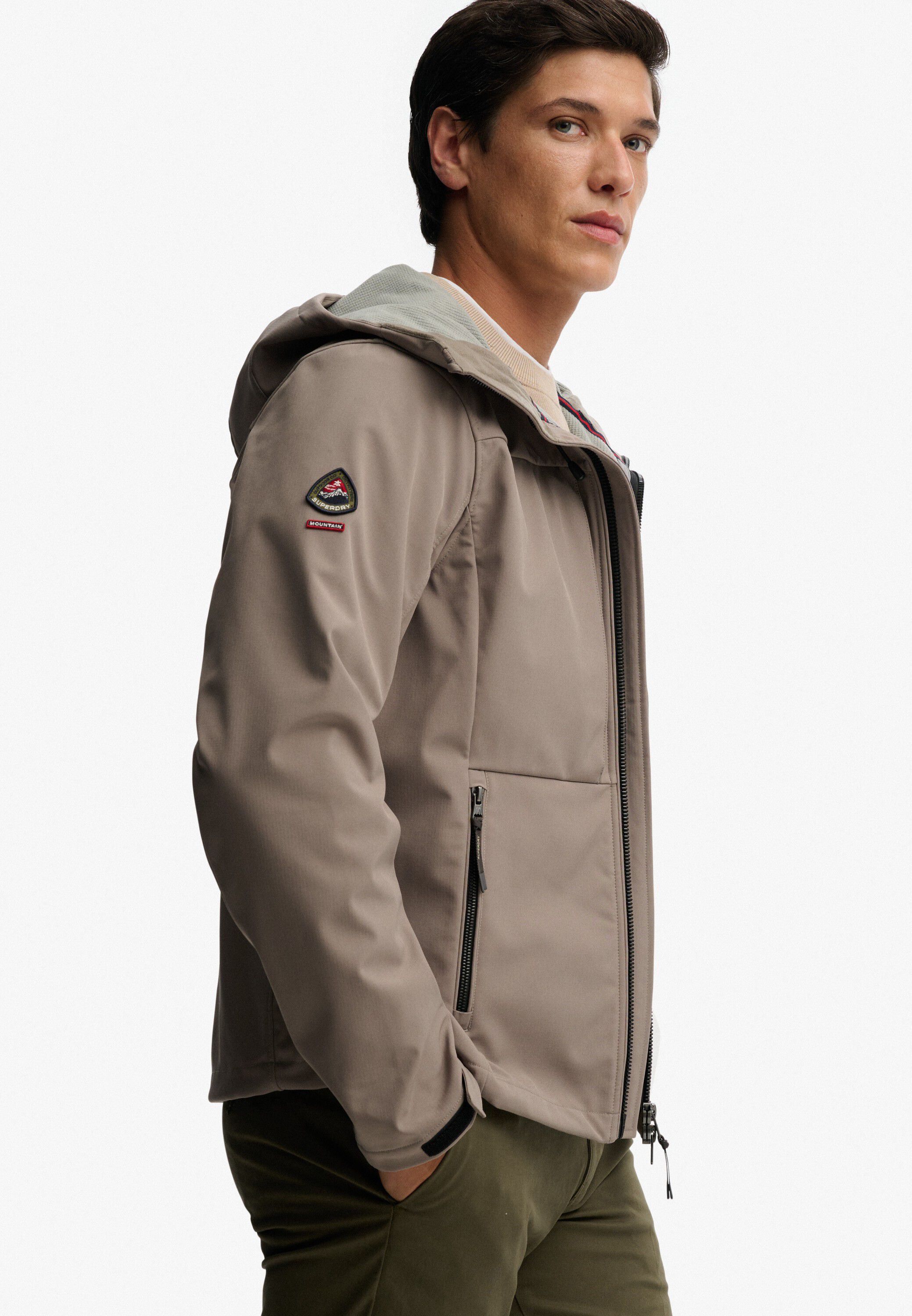 HOODED SOFTSHELL TREKKER JKT