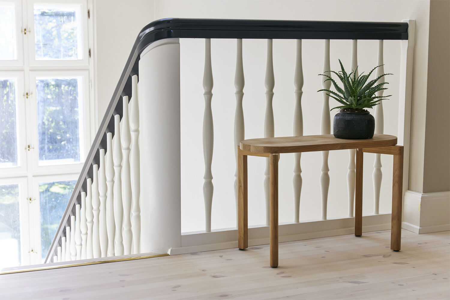 Oxford Oval b&aelig;nk, L65,8 x D27 x H44,3 cm.