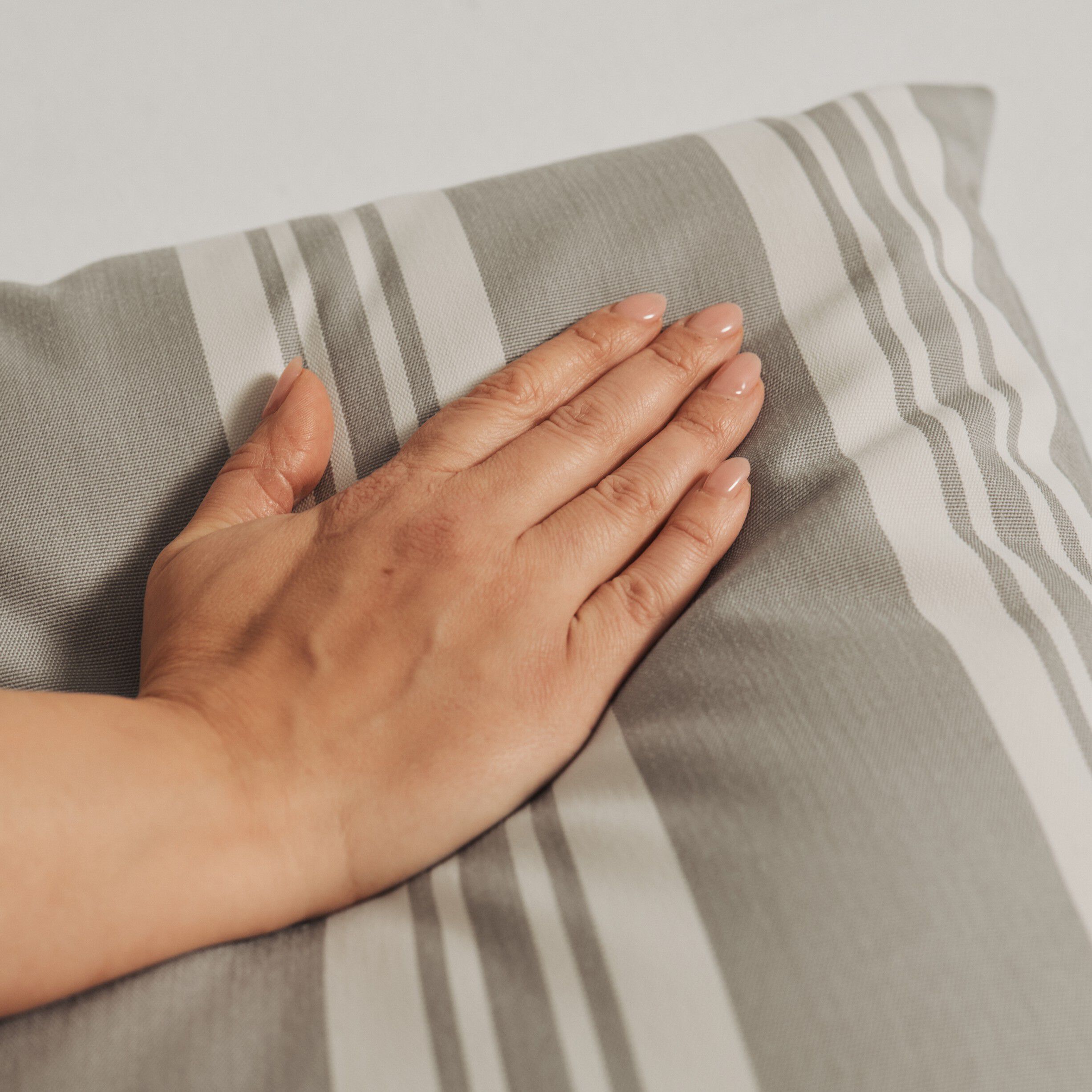 Fossflakes utomhuskudde 40x60 cm. Gr&aring; randig