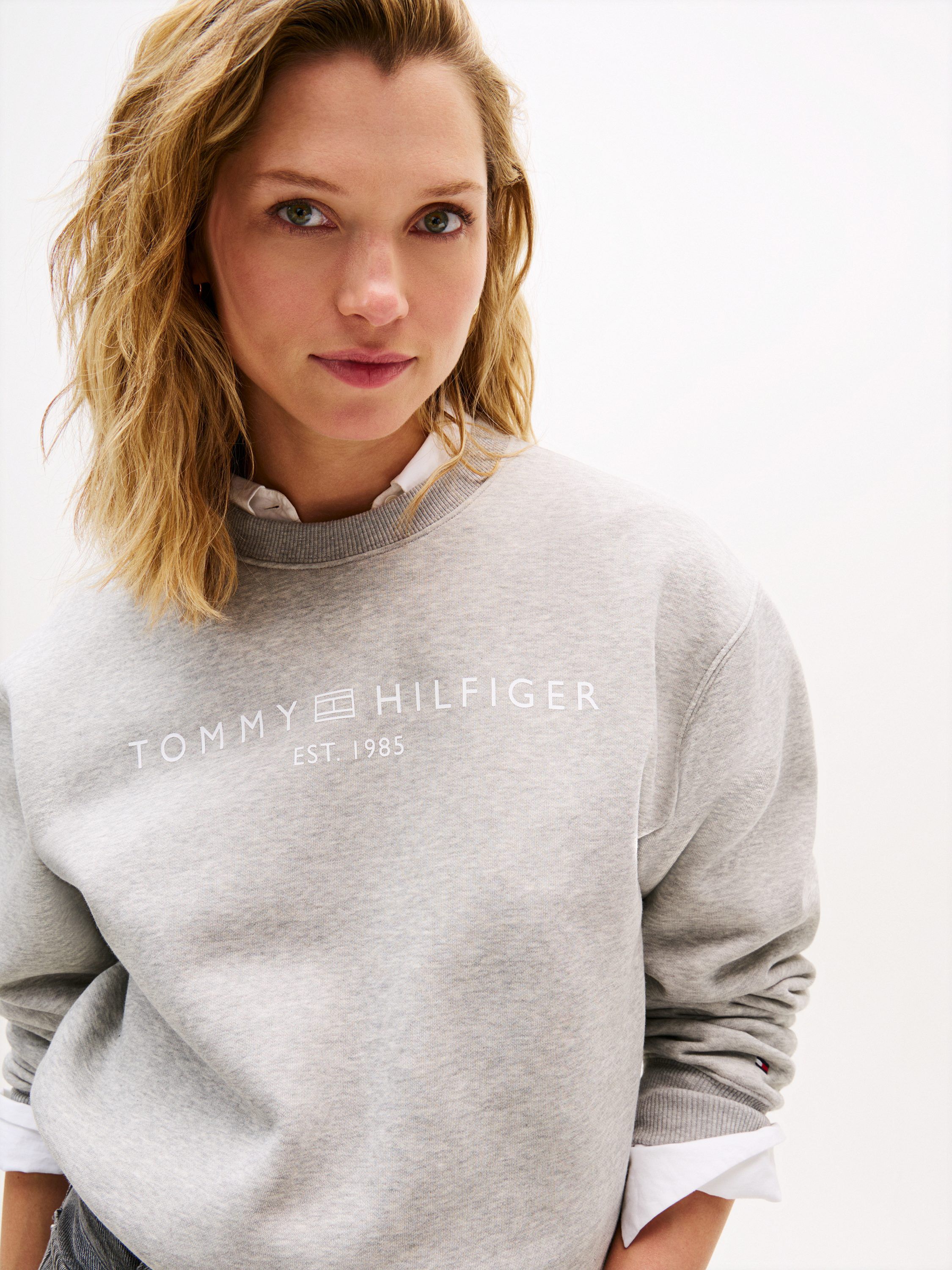 MDRN REG CORP LOGO C-NK SWTSHRT