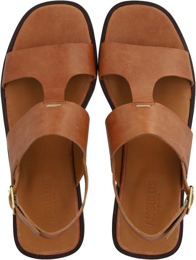 Sandal med dekorativ stikningsdetalje