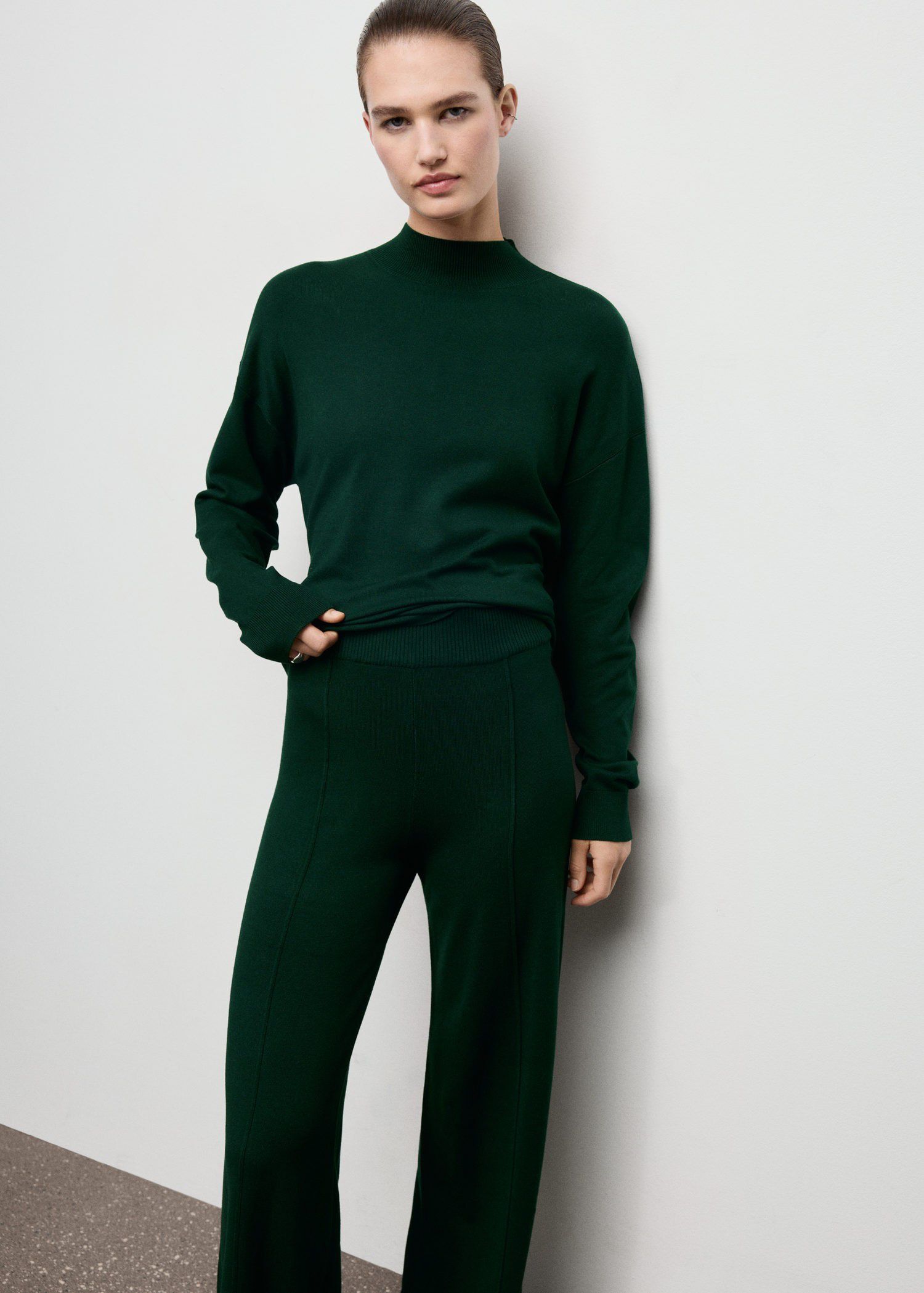 Knitted trousers with stitching det