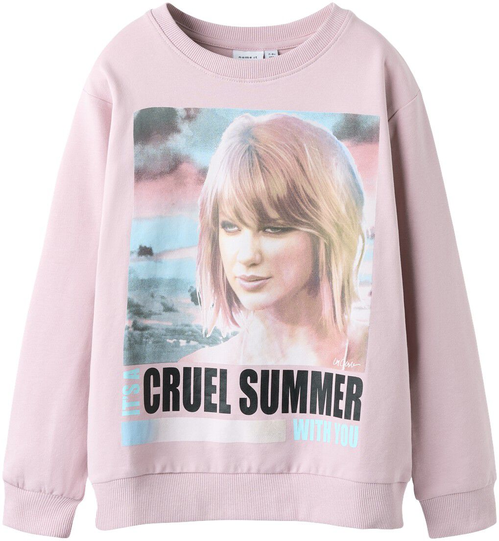 NKFFEMMA TSWIFT NREG SWEAT UNB SKY