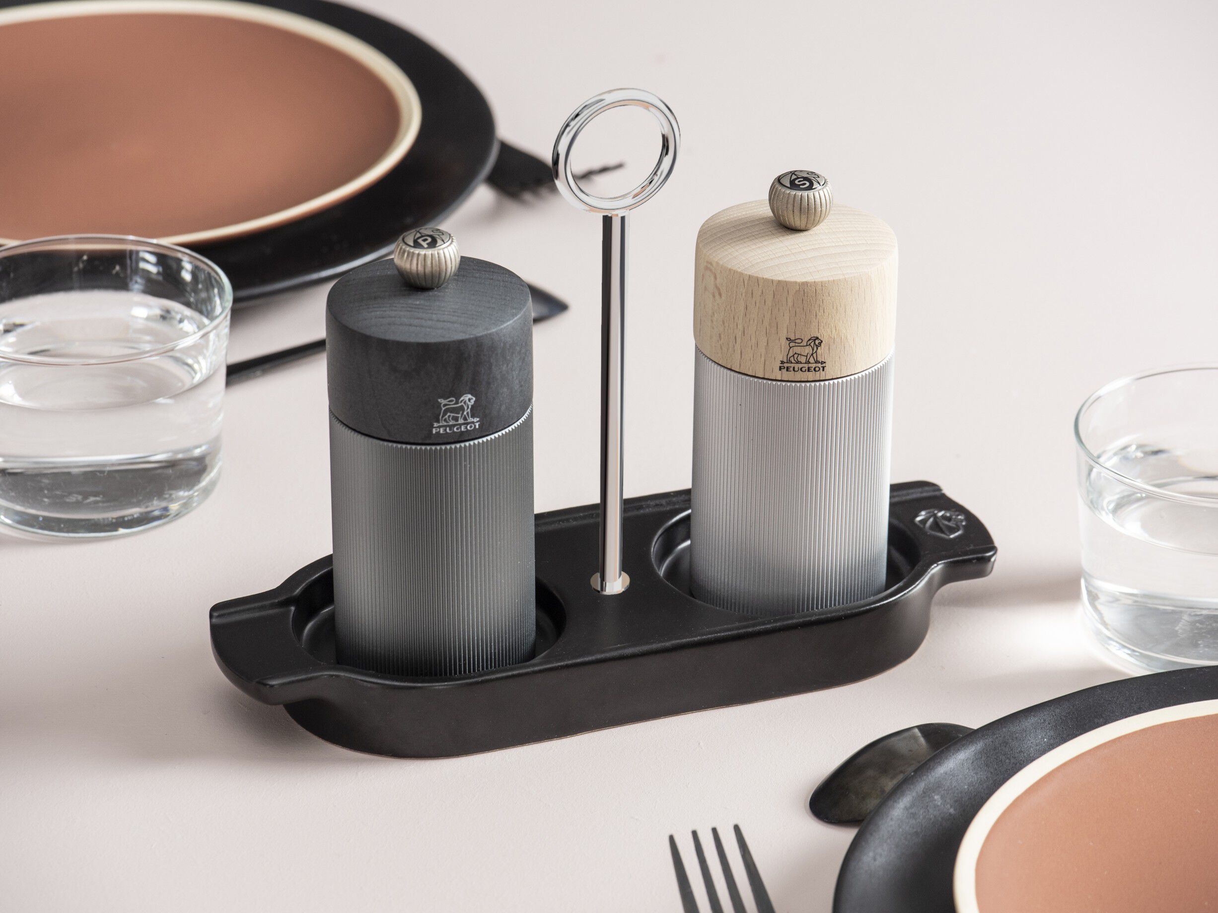 Linea keramisk bakke med h&aring;ndtag, satin sort