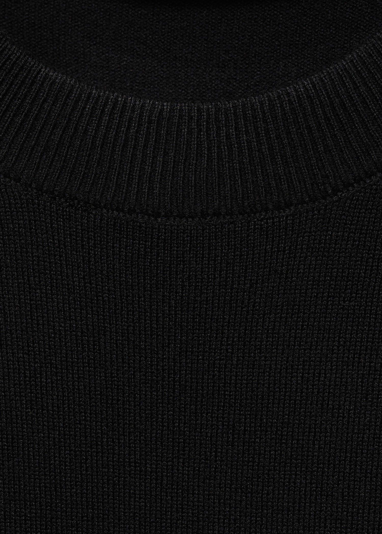 Short-sleeved fine-knit sweater
