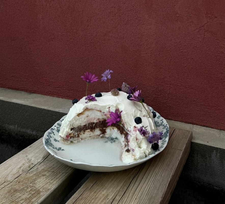 tårta med blommor på
