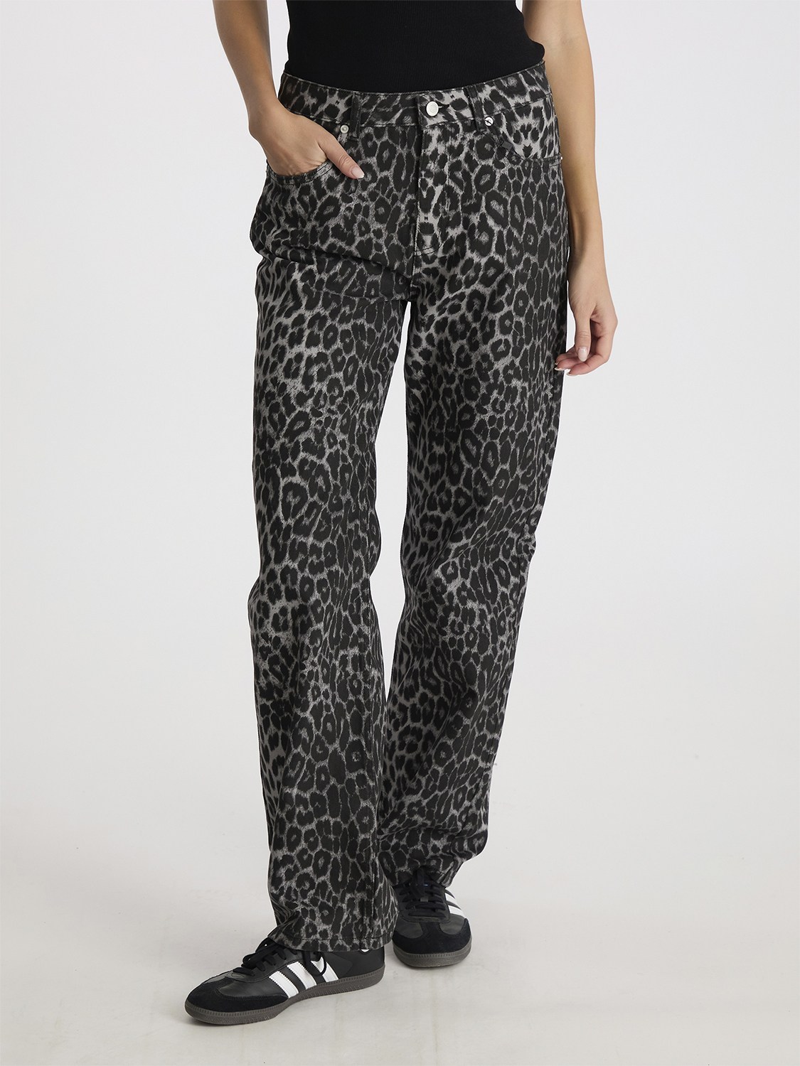 Neo Noir Simona Leopard Pants Dam Straight Jeans Stl. 34 - Från Magasin