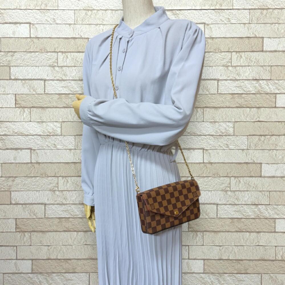 Louis Vuitton Vintage Pochette Felicie Stl. - Crossbody Från Magasin